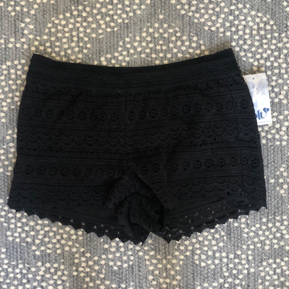 Lace detailed skort